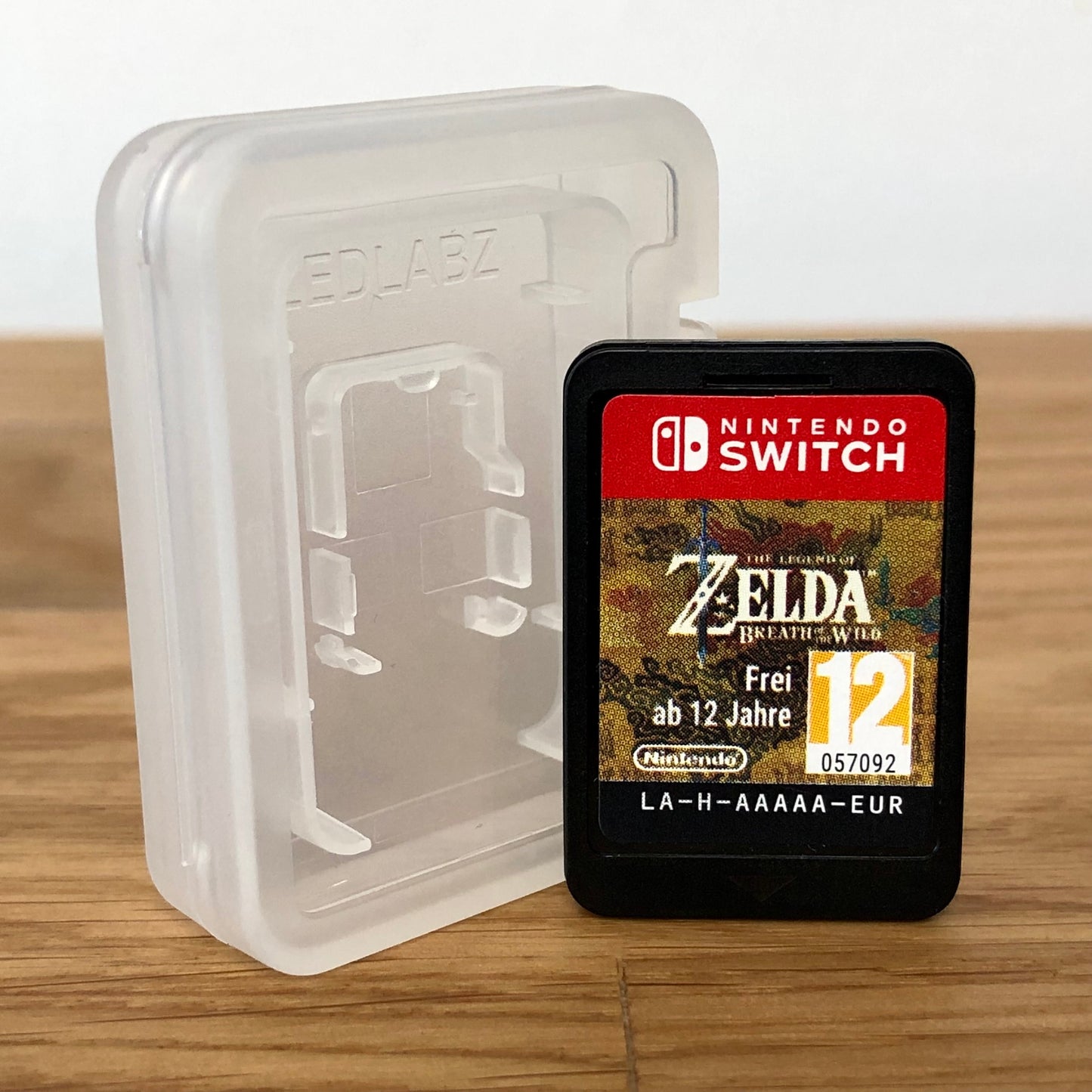 Cartridge front of The Legend of Zelda: Breath of the Wild for Nintendo Switch, featuring game title.