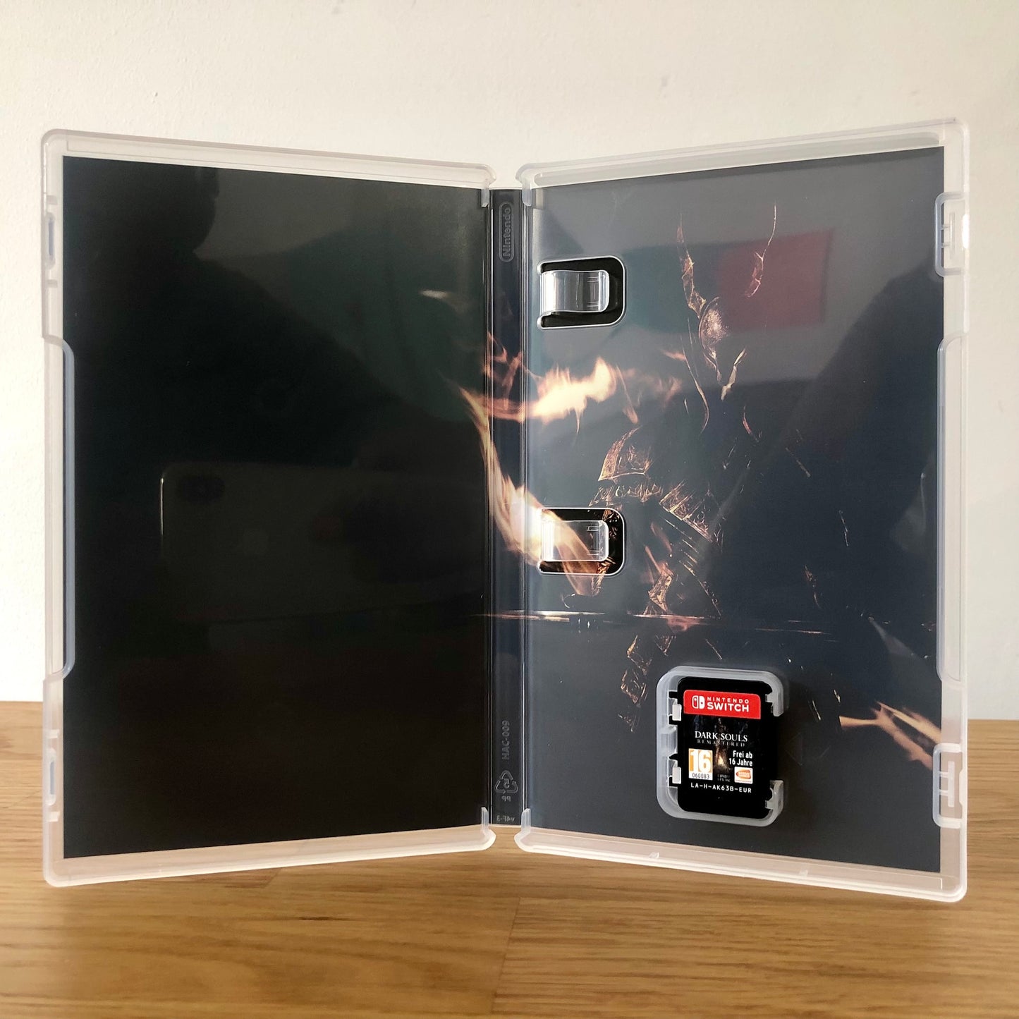 Back cover of Dark Souls Remastered for Nintendo Switch, showing game details, features, and back of cartridge.