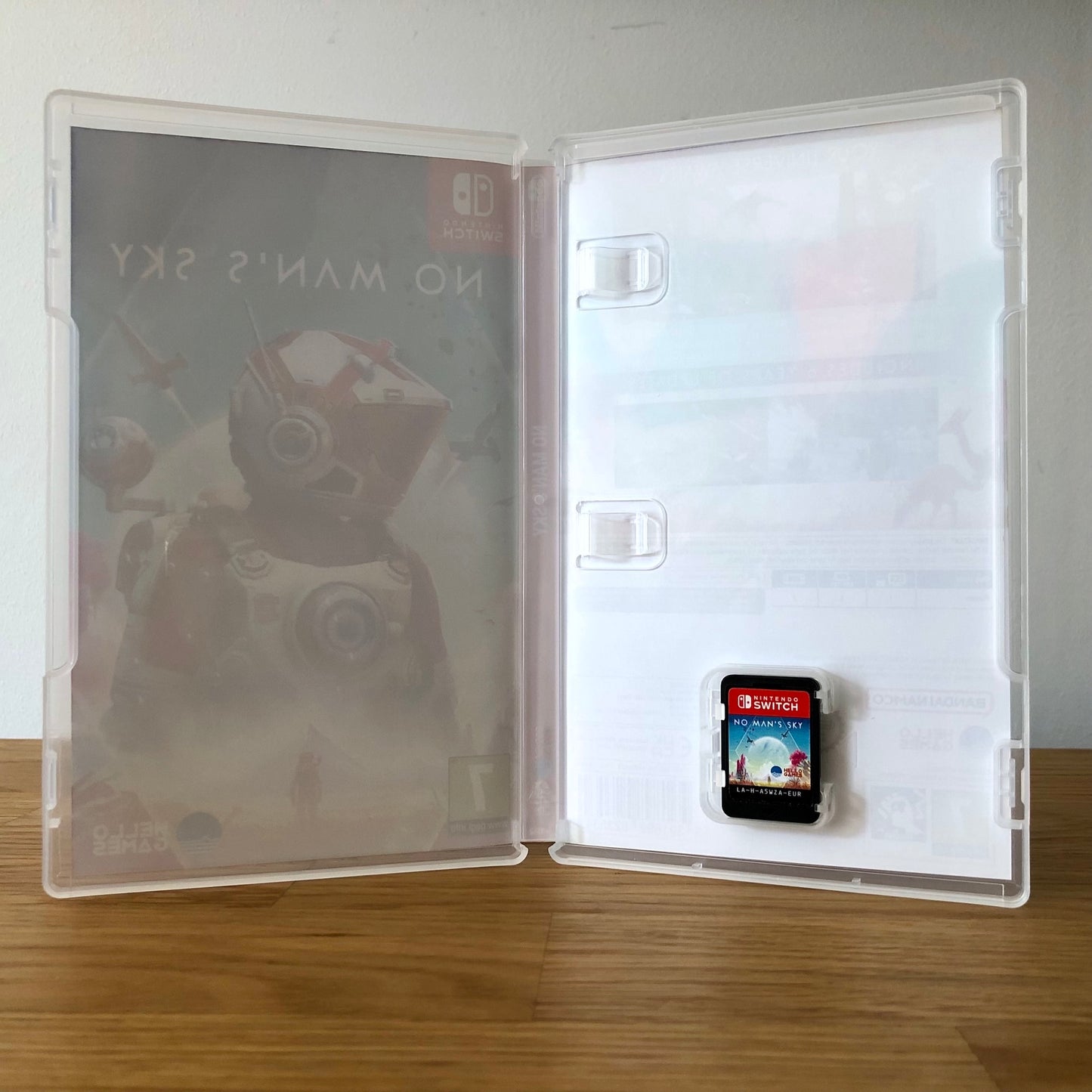 Inside the case of No Man’s Sky for Nintendo Switch, showing the cartridge and case design.