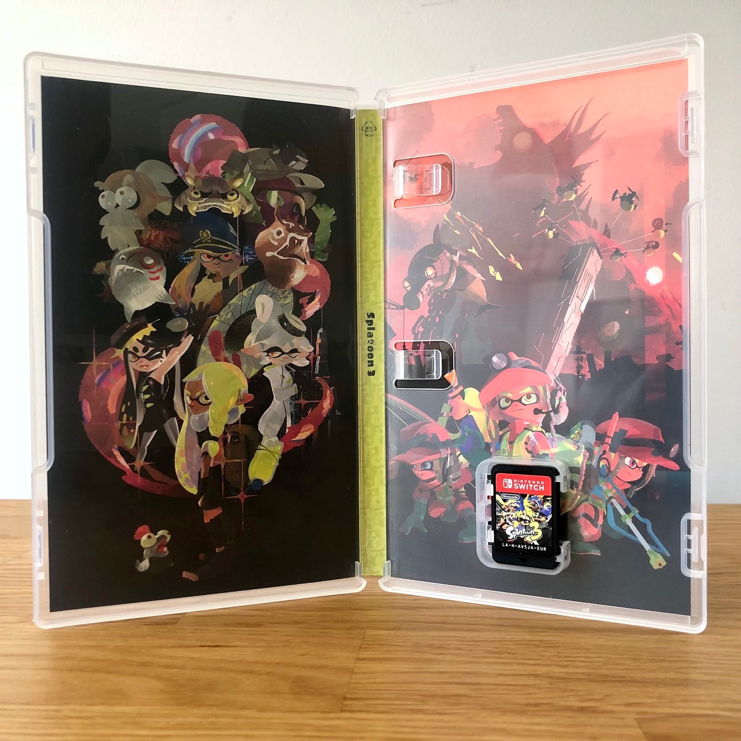 Inside the case of Splatoon 3 for Nintendo Switch, showing the cartridge and case design.