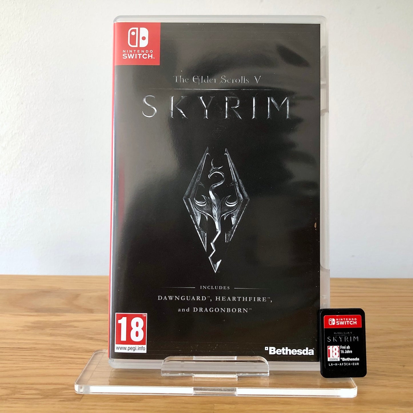 Front cover of The Elder Scrolls V: Skyrim for Nintendo Switch, featuring game artwork, title, and front of cartridge.