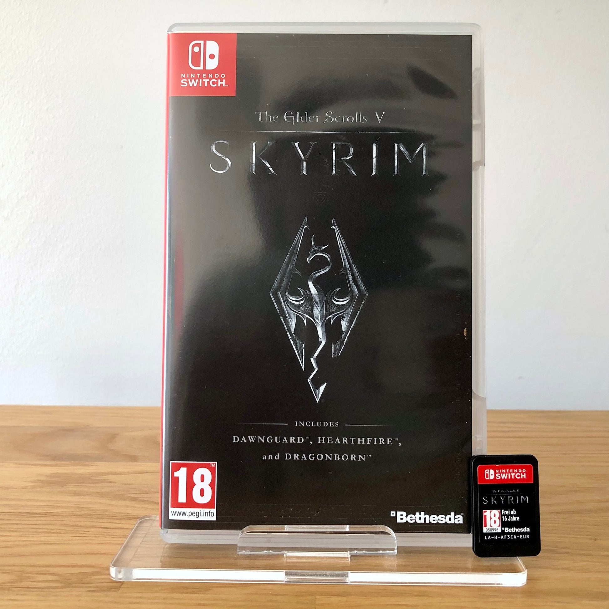 Front cover of The Elder Scrolls V: Skyrim for Nintendo Switch, featuring game artwork, title, and front of cartridge.